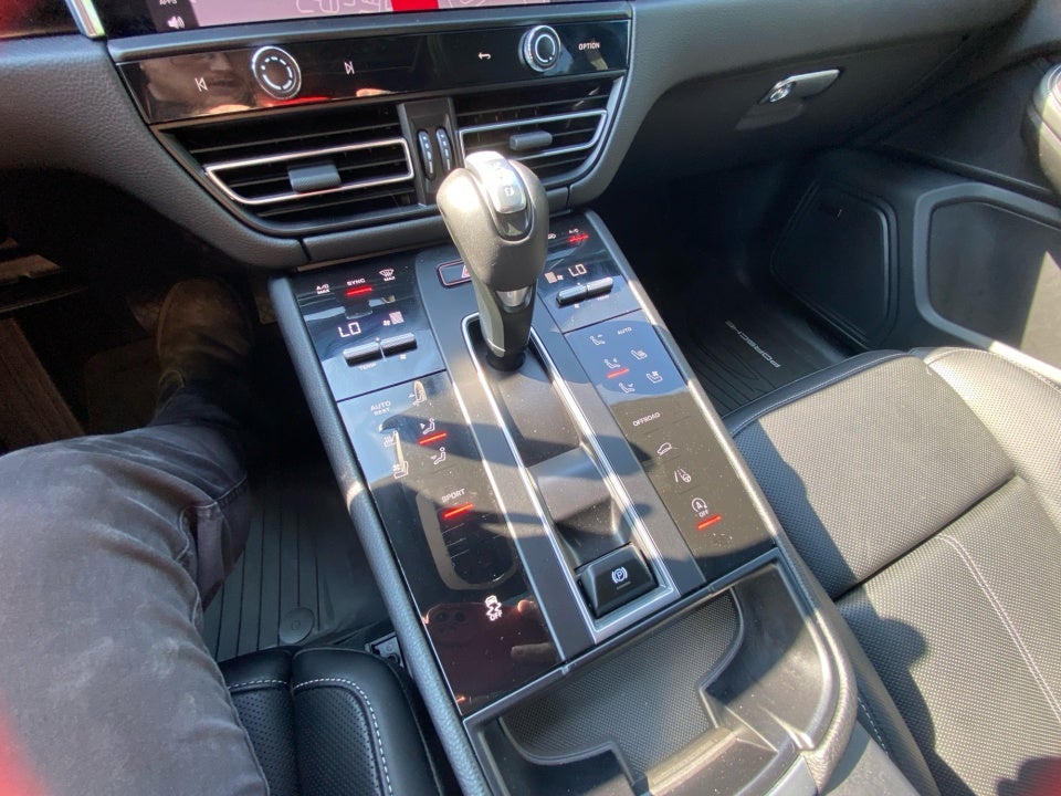2025 Porsche Macan T