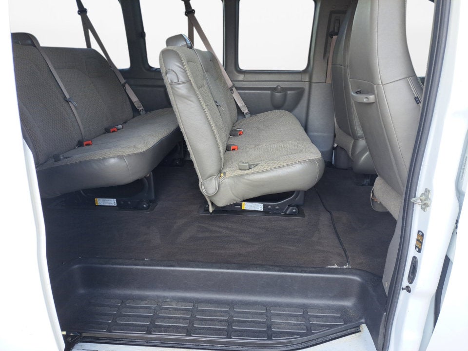 2024 Chevrolet Express Passenger 3500 1LT