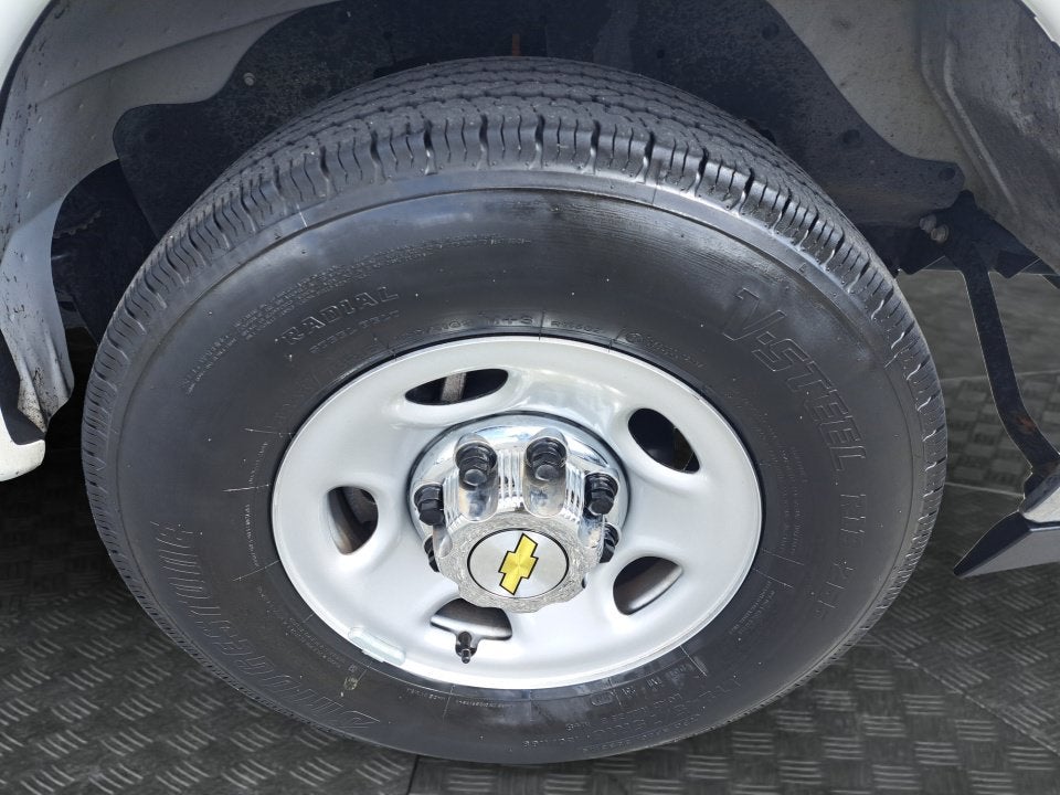 2024 Chevrolet Express Passenger 3500 1LT