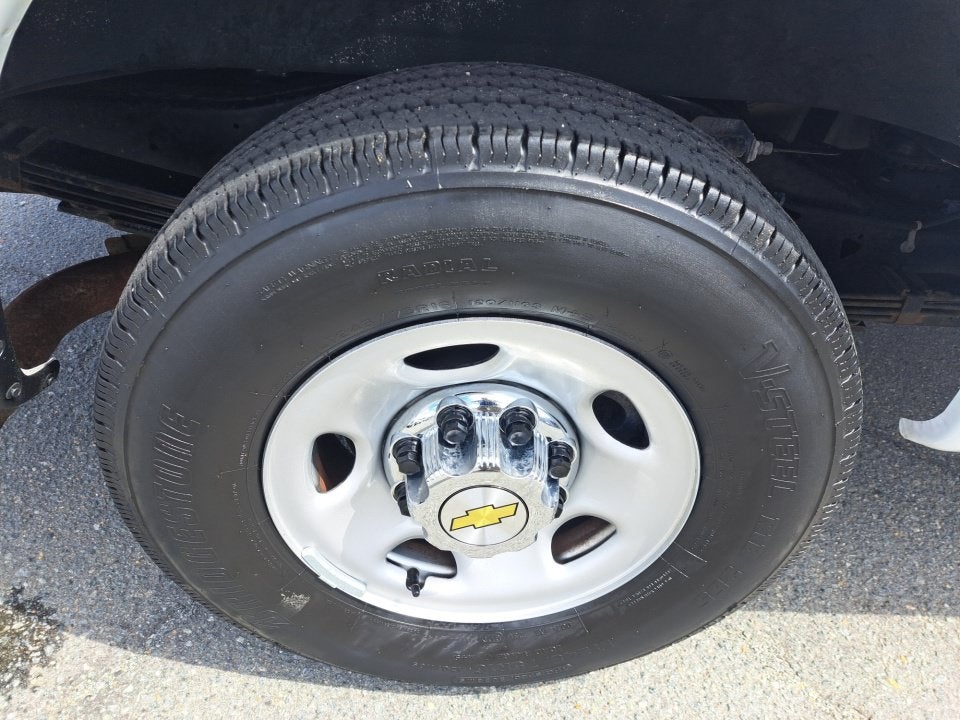 2024 Chevrolet Express Passenger 3500 1LT