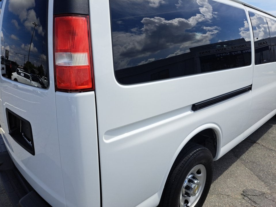 2024 Chevrolet Express Passenger 3500 1LT
