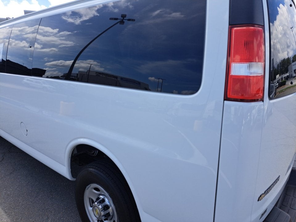 2024 Chevrolet Express Passenger 3500 1LT
