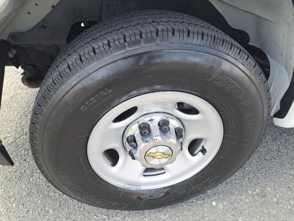 2024 Chevrolet Express Passenger 3500 1LT