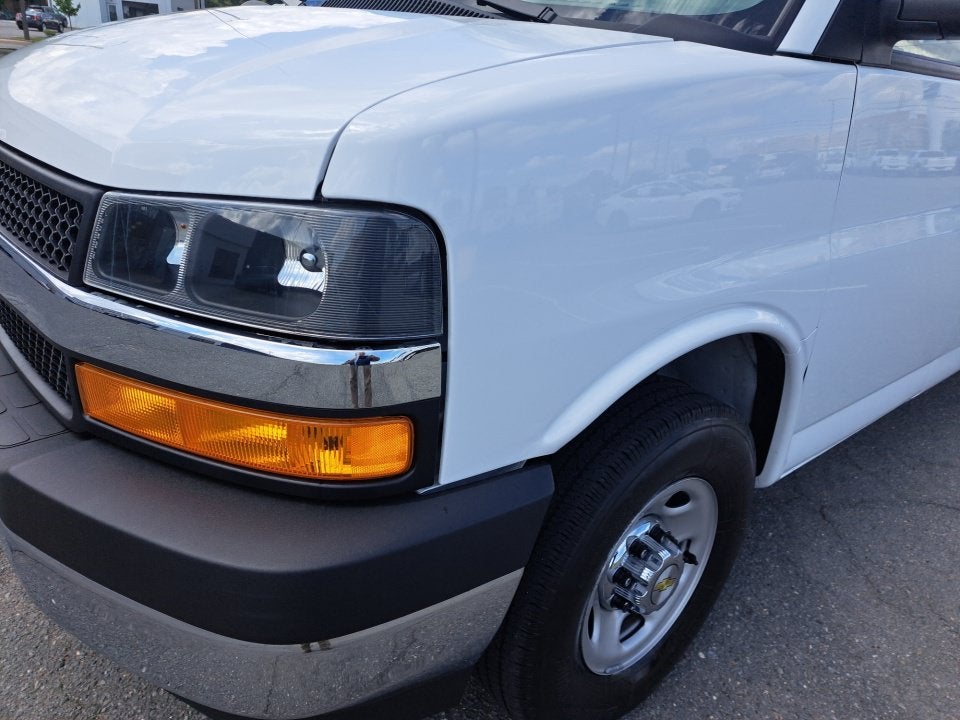 2024 Chevrolet Express Passenger 3500 1LT
