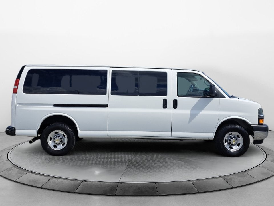 2024 Chevrolet Express Passenger 3500 1LT