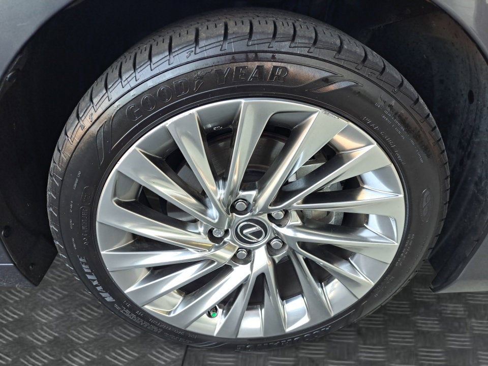 2023 Lexus ES 300h Ultra Luxury