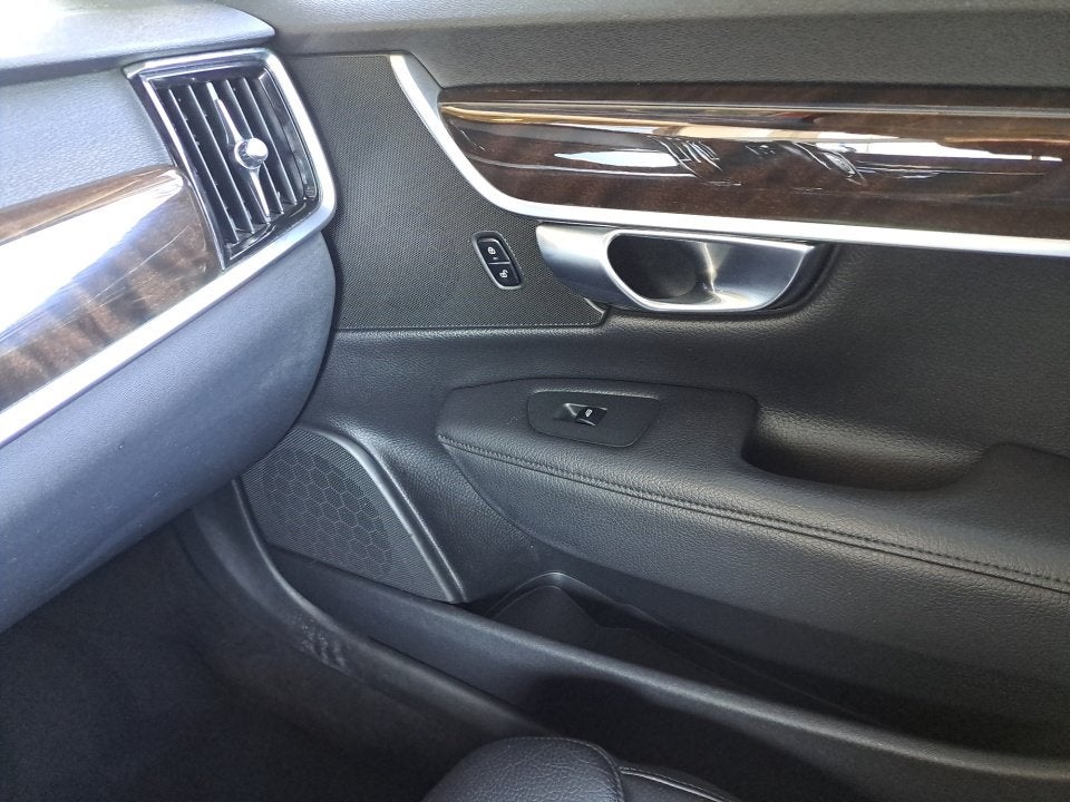 2017 Volvo S90 T6 Momentum